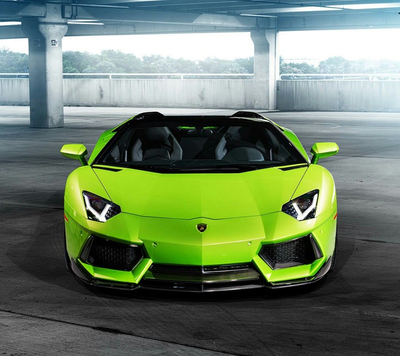 Lamborghini dans un parking avec le toit ouvert (voiture, vert, lamborghini, sport, super)