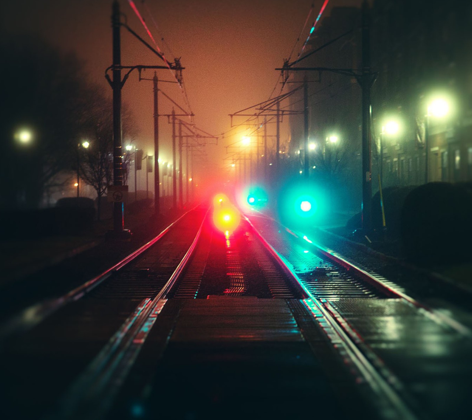 Un train qui voyage sur les rails la nuit (paysage, train)