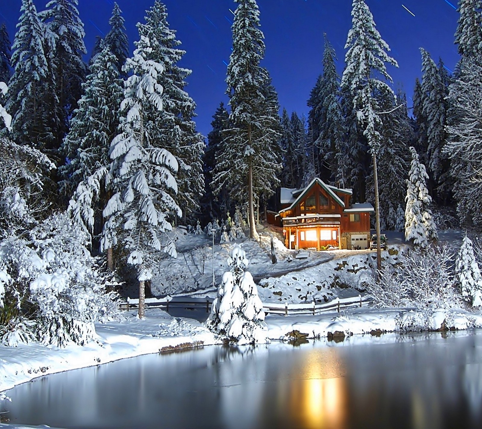 Scène enneigée d'une cabane dans les bois avec un étang et des arbres (frozen, maison, paysage, nature, nuit)