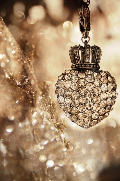 Heart-Shaped Diamond Pendant: A Luxurious Symbol of Wealth