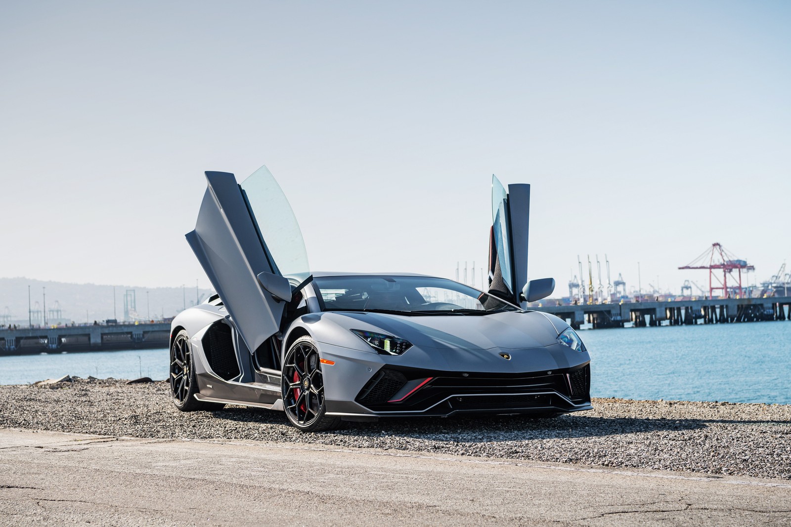 Un primer plano de un coche con las puertas abiertas en la playa (lamborghini aventador lp 780 4 ultimae, alto rendimiento, 2022, 5k, 8k)