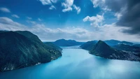 Vista cênica de tirar o fôlego do Lago Lugano em meio a majestosas montanhas na Suíça