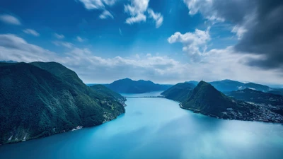 Vue panoramique à couper le souffle du lac de Lugano au milieu de montagnes majestueuses en Suisse