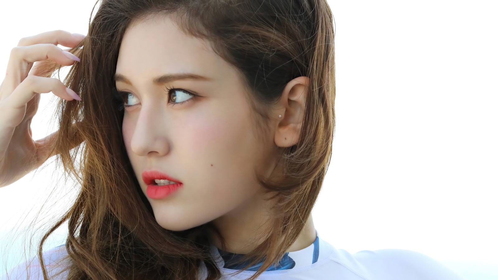 Un primer plano de una mujer con una corbata en el cuello (somi, 소미, ennik somi douma, jeon somi, jeon so mi)