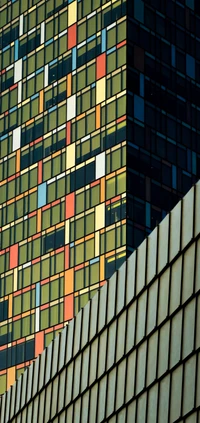 Alvenaria vibrante e janelas geométricas de um bloco de torre moderno