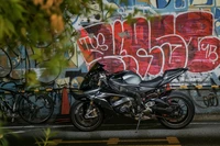 Moto sportive contre une fresque murale vibrante de graffiti