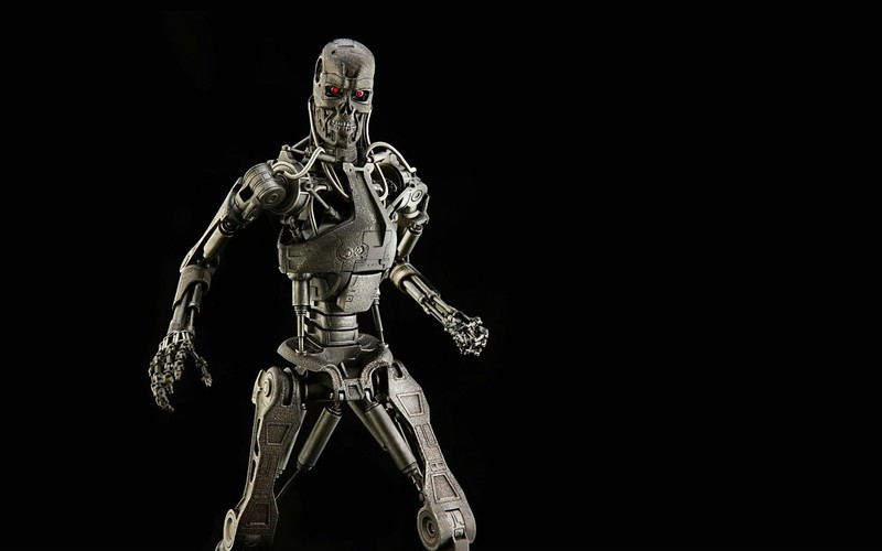 Близкий план игрушечной фигурки мужчины в костюме (терминатор, terminator, киборг, cyborg, робот)