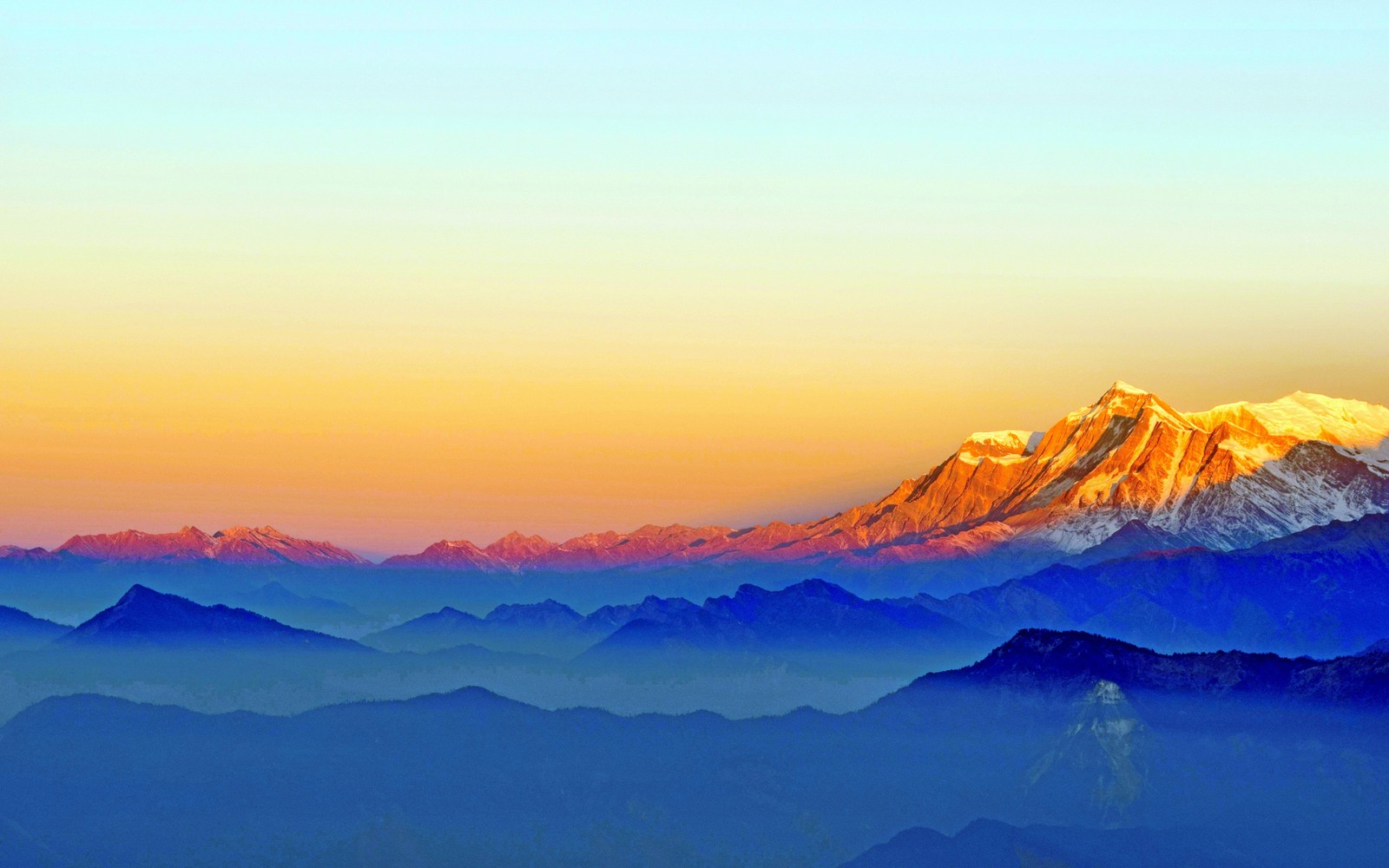 Vue d'une chaîne de montagnes avec un coucher de soleil en arrière-plan (montagne, chaîne de montagnes, lever de soleil, matin, horizon)