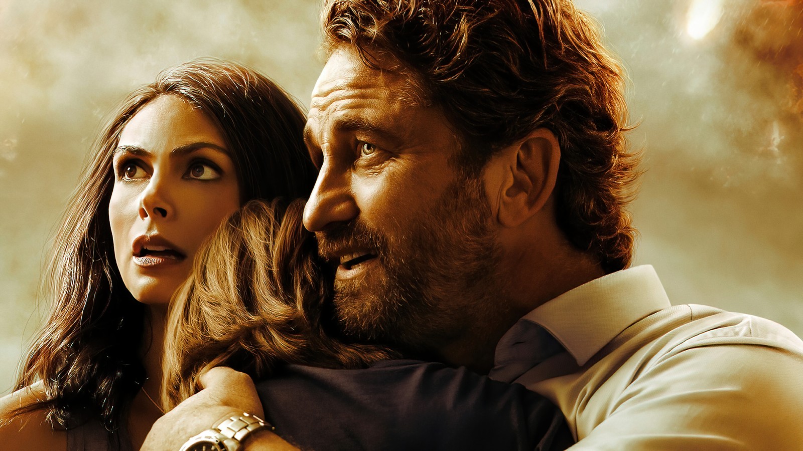 Un hombre y una mujer mirándose en una película (groenlandia, película, gerard butler)