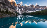 Reflet de coucher de soleil époustouflant au lac Moraine, Canada