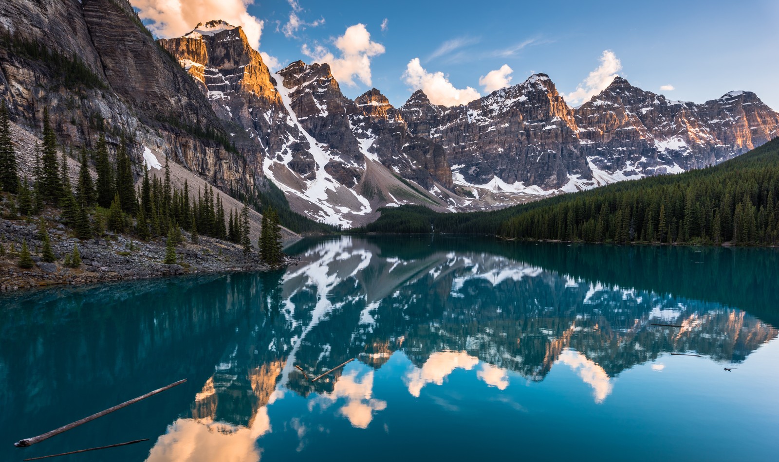 Uma vista de um lago com montanhas ao fundo (lago moraine, 8k, canadá, reflexo, por do sol)