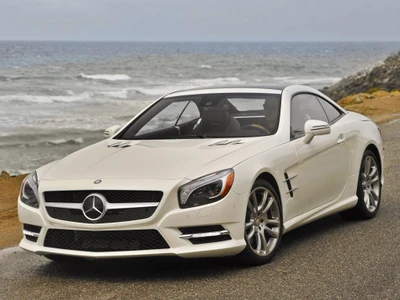 Coupé de luxe Mercedes-Benz SL-Class au bord de la mer