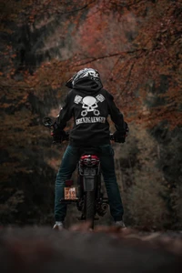 Ciclista de montaña aventurero en descenso en un paisaje boscoso