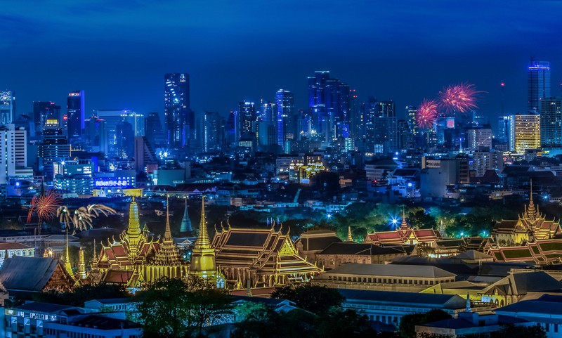 Вид на город ночью с фейерверками в небе (бангкок, bangkok, городской пейзаж, город, метрополия)