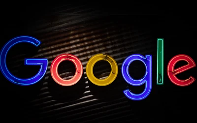 Яркий логотип Google, освещенный на темном фоне