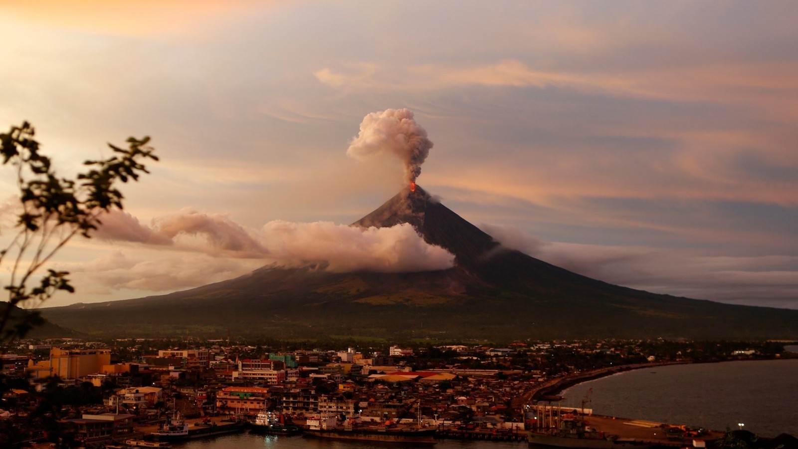 Baixar papel de parede vulcão, cinzas vulcânicas, lava, nuvem, relevo vulcânico