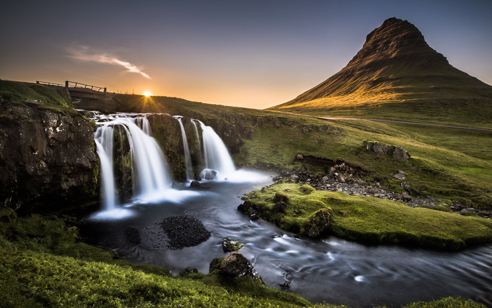 Uma cachoeira no meio de um vale verde com uma montanha ao fundo (montanha, cachoeira, corpo de água, natureza, água)