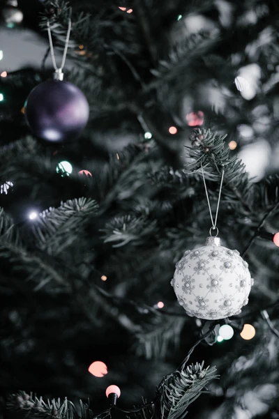 Elegante Weihnachtsornamente, die einen festlichen Baum schmücken