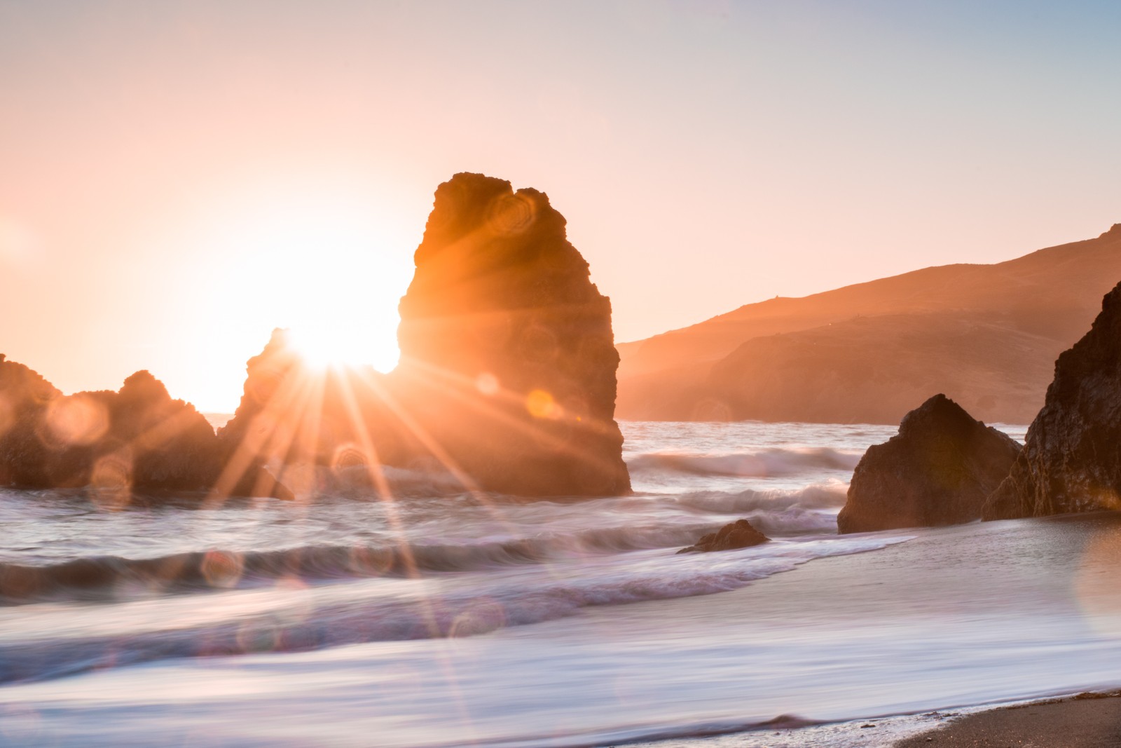 Vue arabe d'une plage avec des rochers et des vagues au coucher du soleil (mer, roche, ensoleillement, matin, dieu)