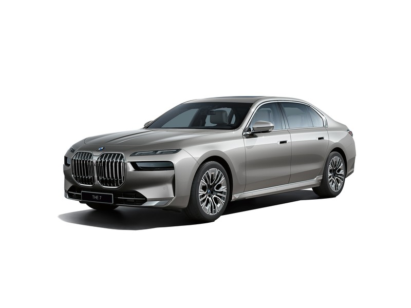 Серебристый седан bmw 7 серии припаркован на белом фоне (bmw 740i excellence, бмв 7 серия, bmw 7 series, первая редакция, 2022)