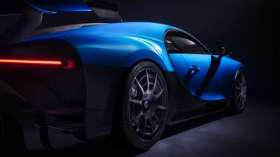 Elegante Bugatti azul con llantas de alto rendimiento y iluminación automotriz avanzada