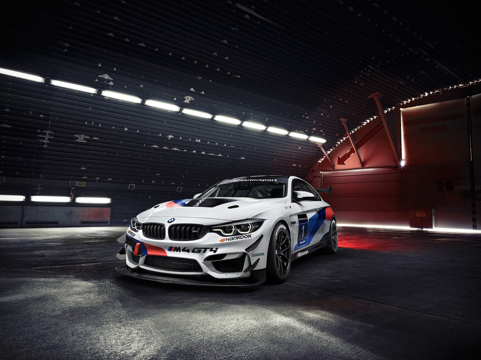 Bmw m4 gt3 competition car в гараже с красным освещением (bmw m4 gt4, гоночные автомобили, машины, обои 4k)