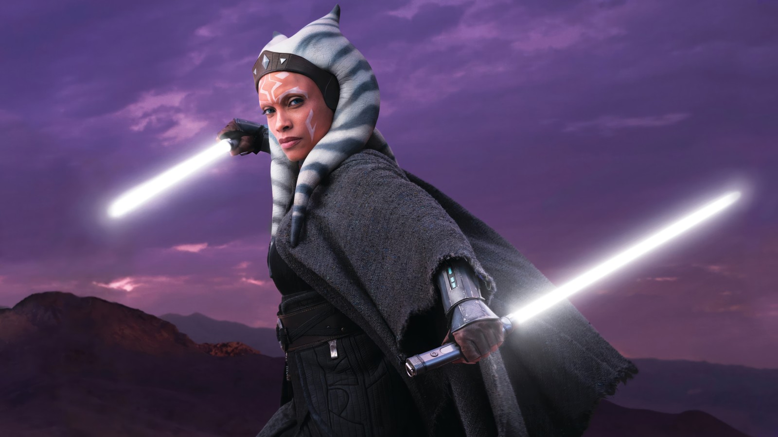 Un primer plano de una persona con luces sosteniendo dos espadas (ahsoka tano, serie ahsoka, ahsoka series, disney, star wars)