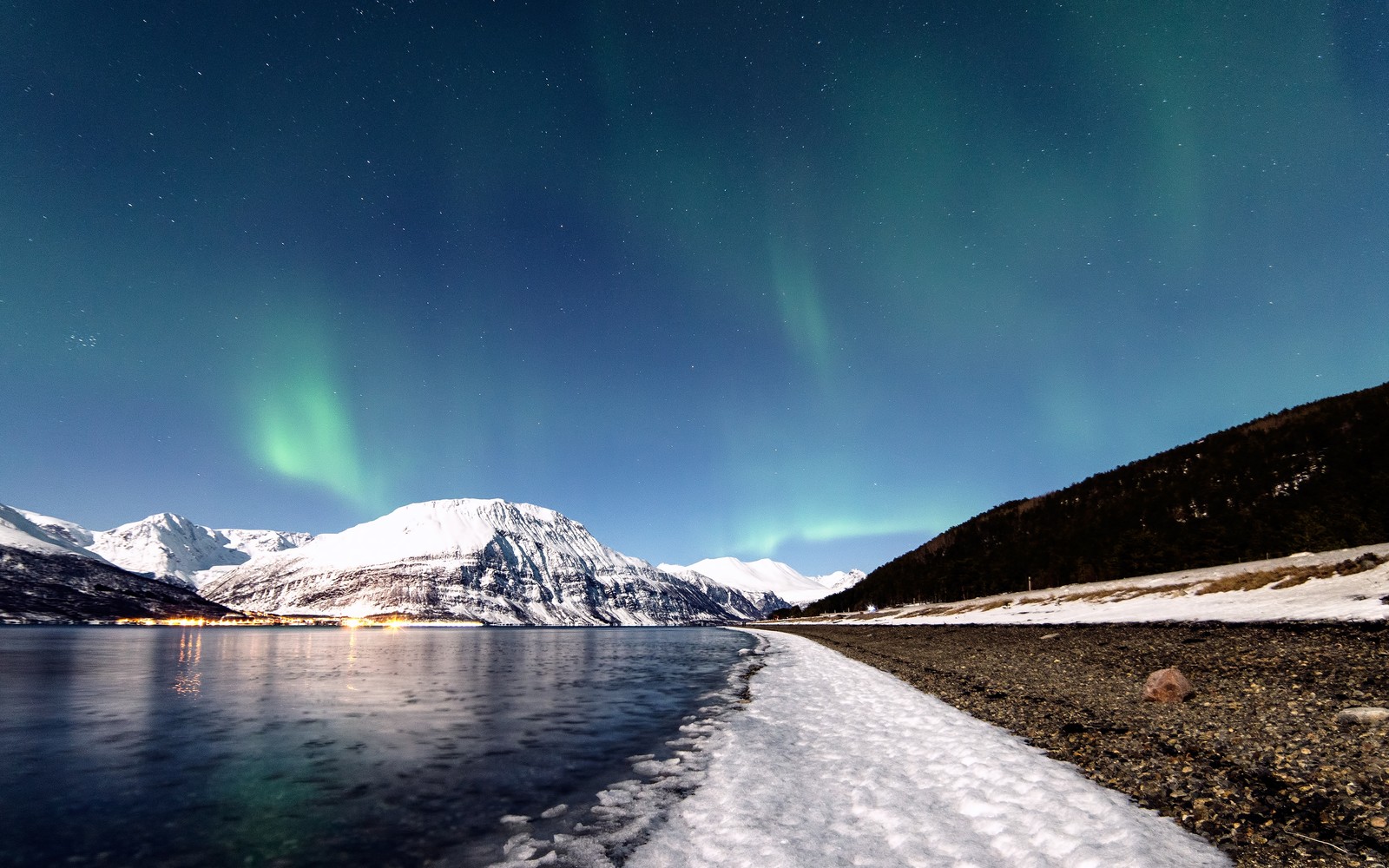 Vista da aurora boreal sobre um lago e montanhas (aurora, natureza, montanha, atmosfera, inverno)