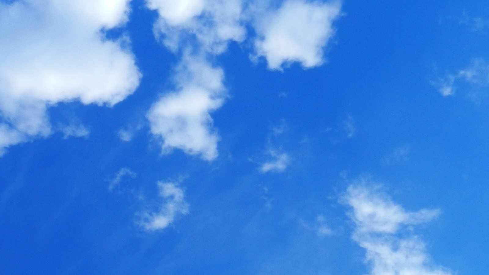 Il y a un avion qui vole dans le ciel avec beaucoup de nuages (nuage, séquence, bleu, journée, atmosphère)