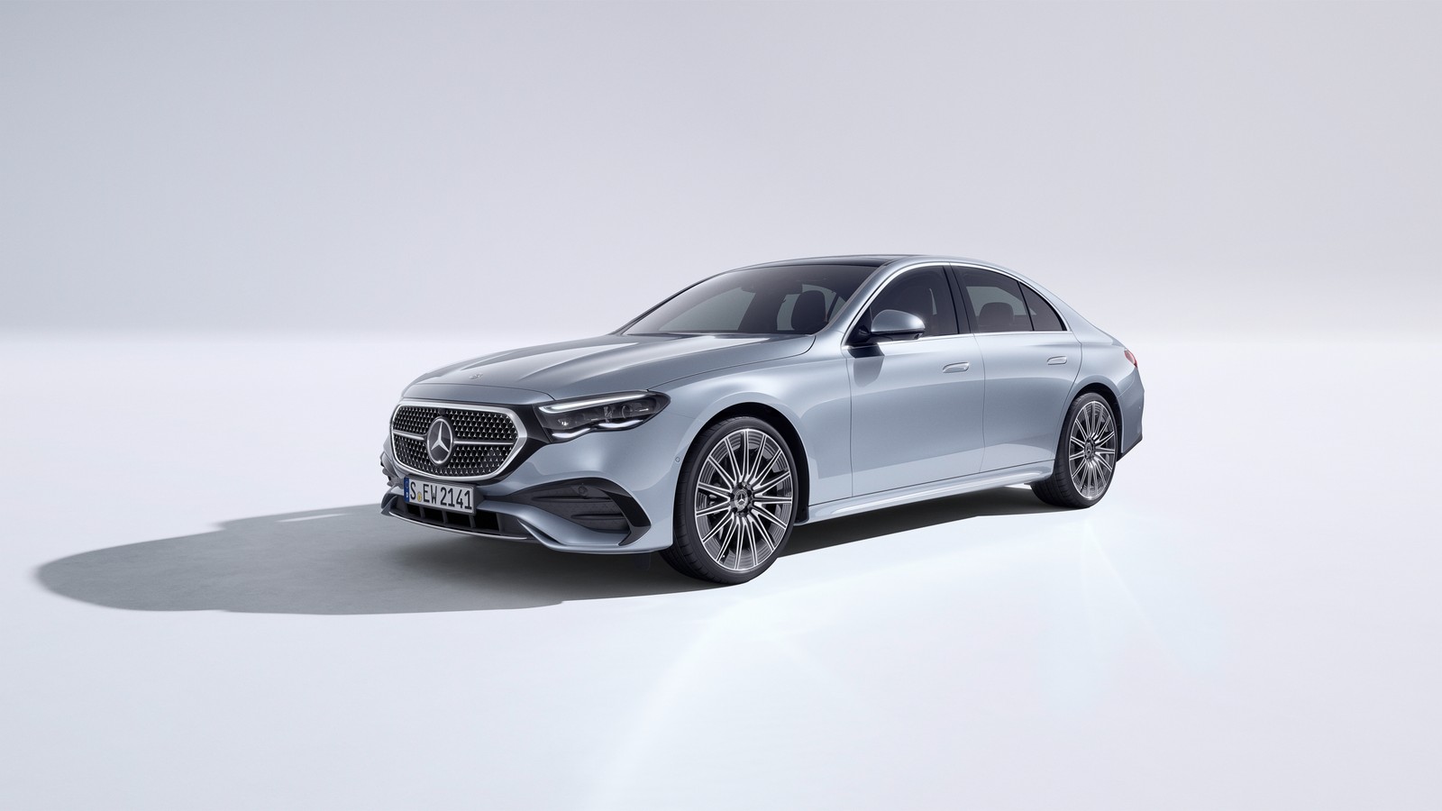 La berlina mercedes s-class se muestra en un entorno de estudio (mercedes benz e class, línea amg, 2023, 5k, fondo blanco)