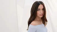 Ana de Armas: Elegancia cautivadora en una suave sesión de fotos