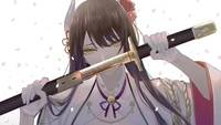 Hiei de Azur Lane empuñando una katana, rodeado de pétalos de flores de cerezo.