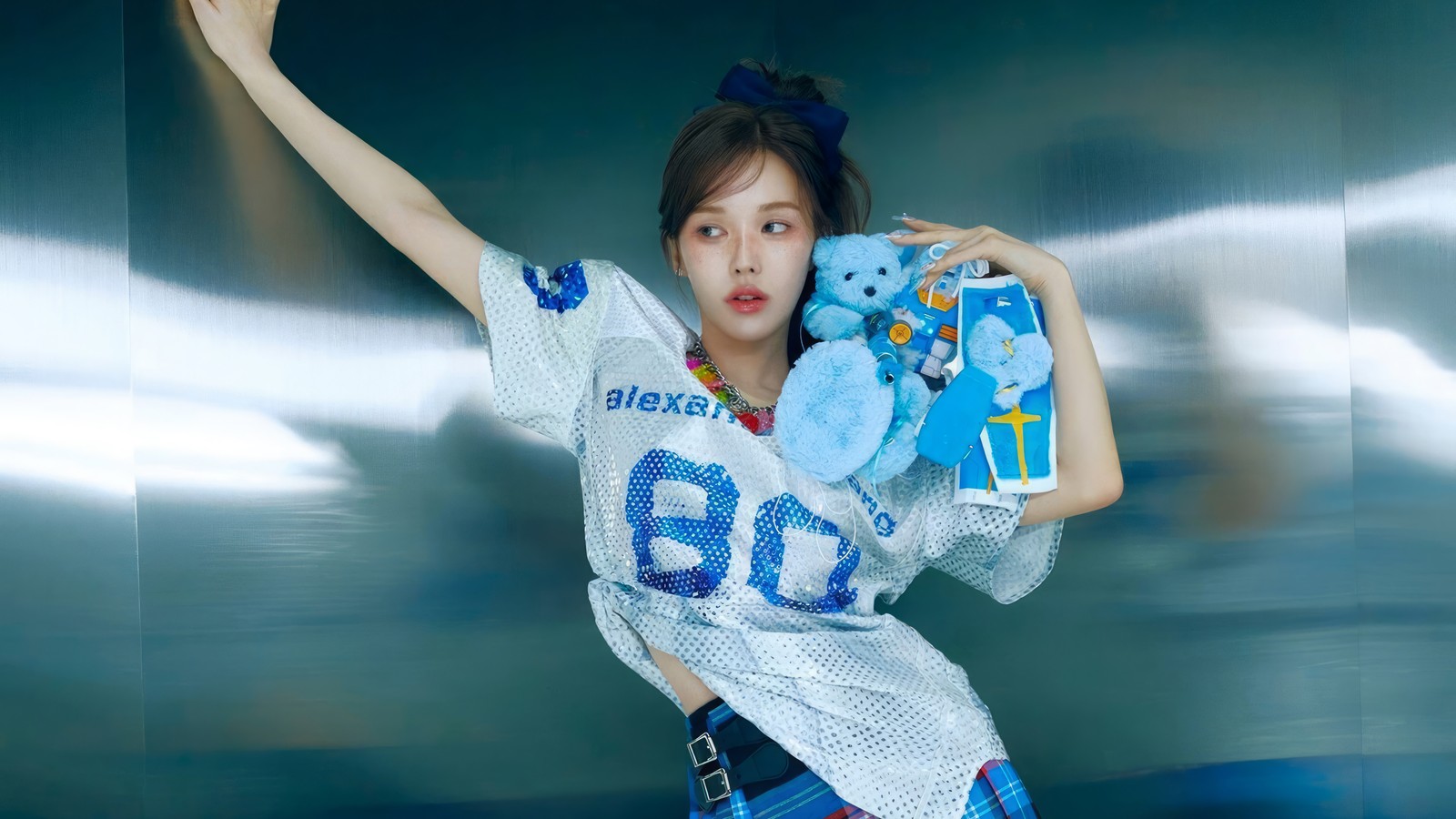 Fille arabe avec un ours en peluche bleu et un livre bleu (wendy, 웬디, son seung wan, 손승완, red velvet)