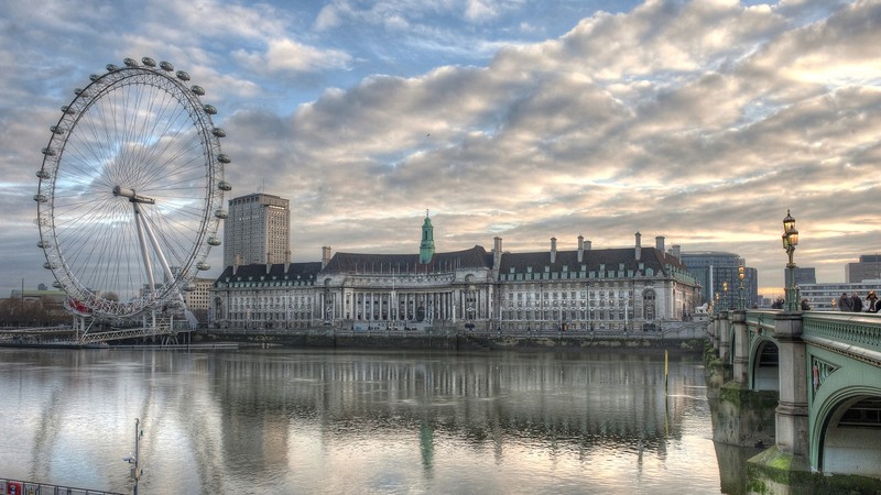 Арафед вид на большое колесо обозрения в городе с мостом (лондонский глаз, london eye, колесо обозрения, отражение, достопримечательность)