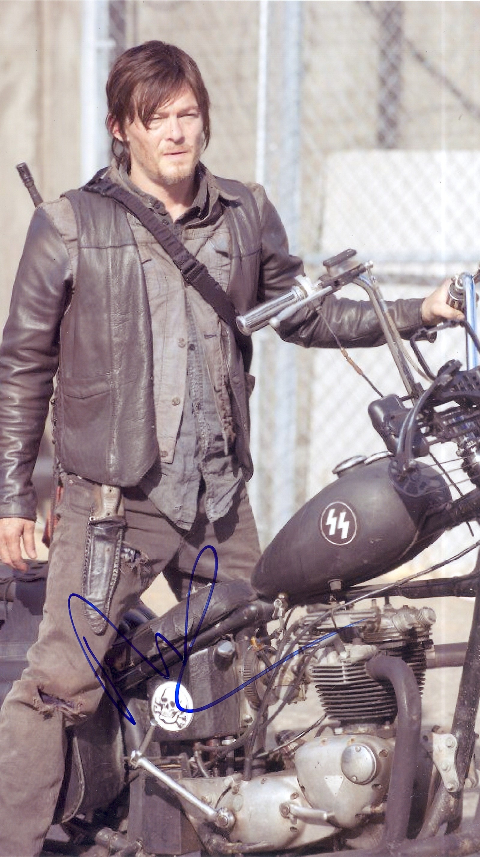 Verzerrtes bild eines mannes, der neben einem motorrad steht. (daryl dixon, norman reedus, the walking dead, walking dead)