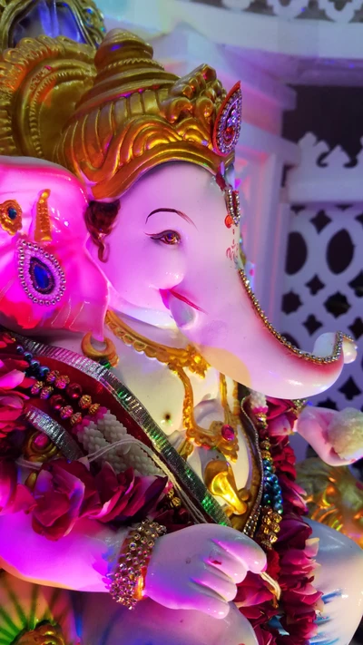 Idole vibrante du Seigneur Ganesha illuminée dans une décoration colorée