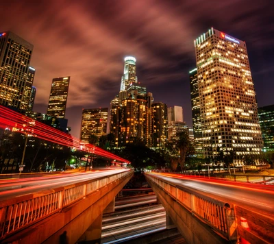 Paisaje nocturno vibrante: senderos de luz a través de un horizonte urbano