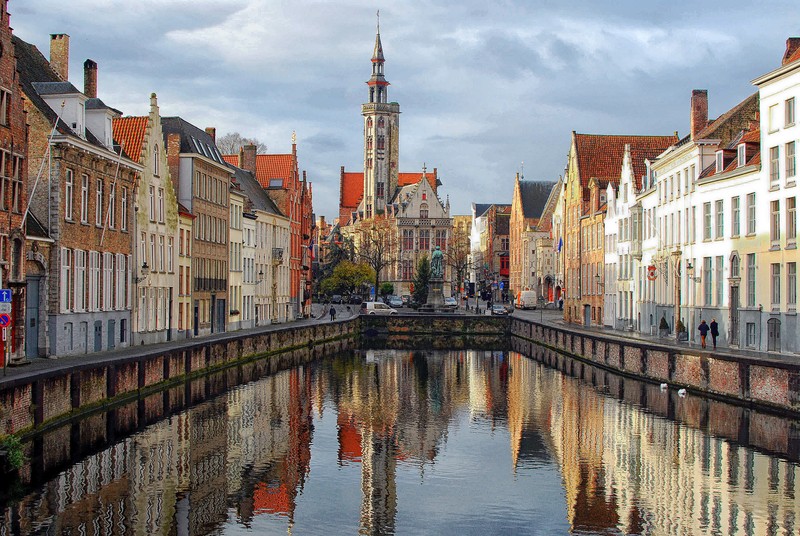 Canal bonito em uma cidade europeia com uma torre do relógio ao fundo (canal, via navegável, reflexo, água, cidade)