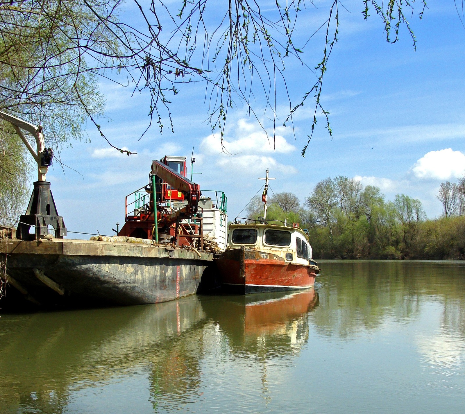 Há dois barcos ancorados na água (barco, danúbio, flúmen, água)