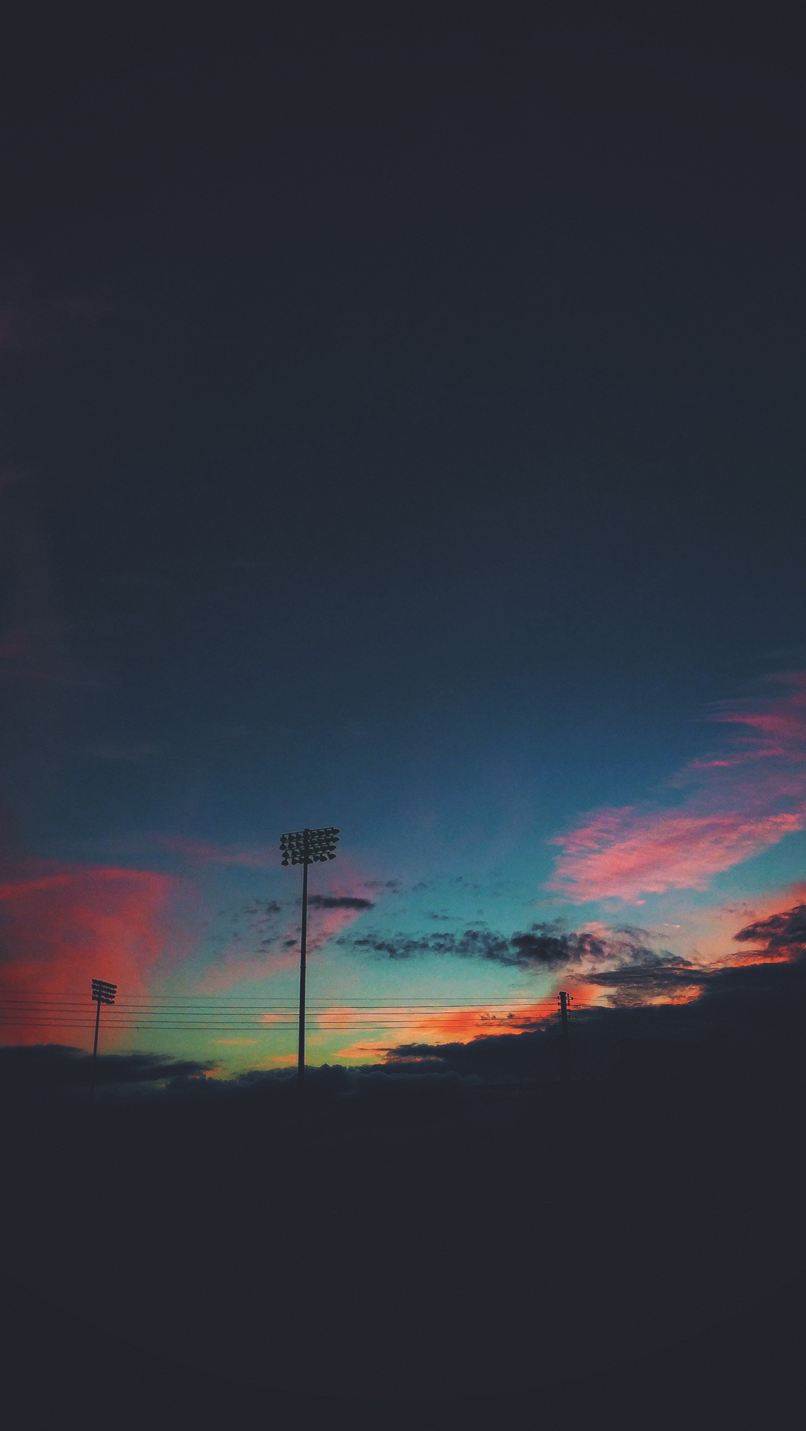 Una vista de una farola en medio de un campo al atardecer (paisaje, cielo, atardecer)