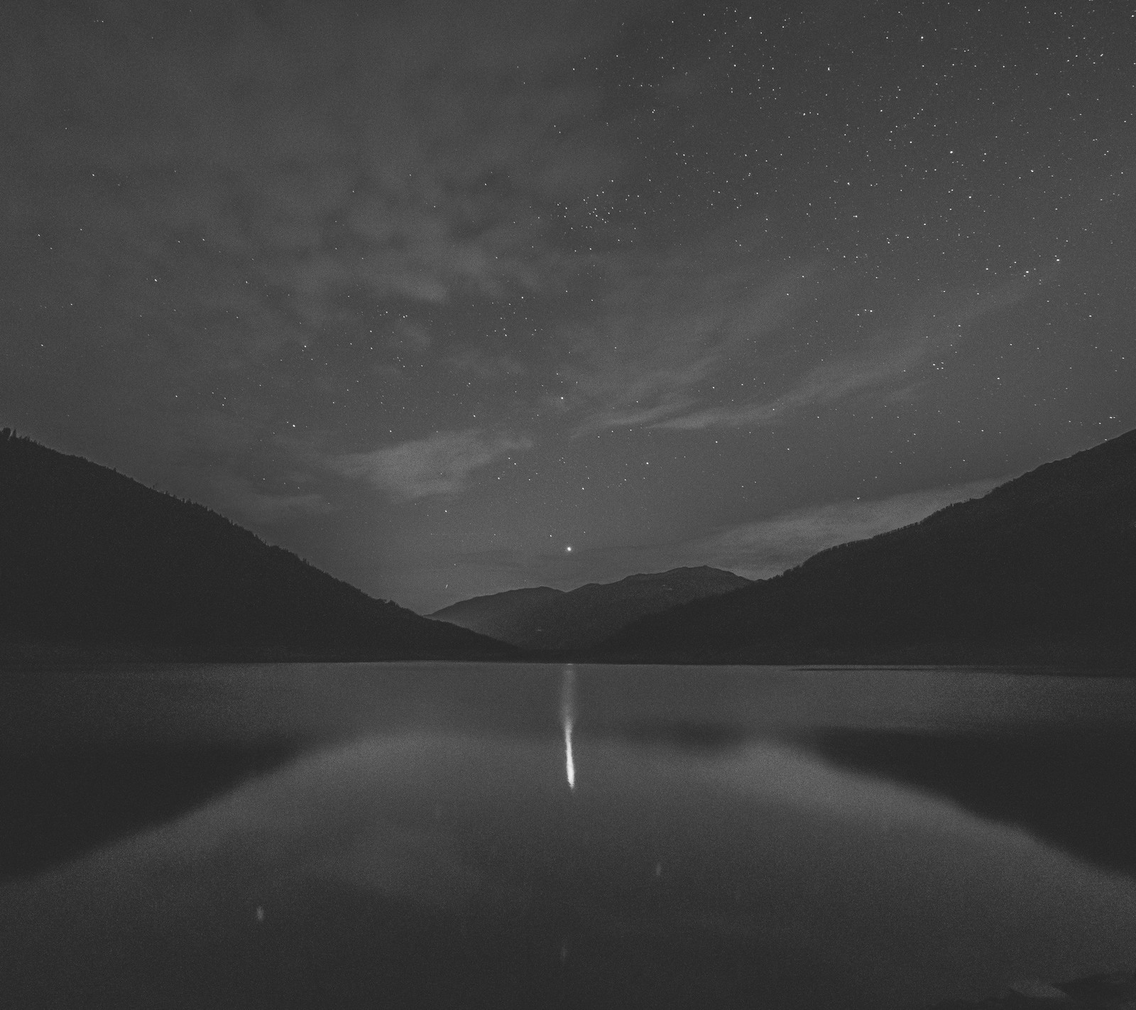 Une vue d'un lac avec une montagne en arrière-plan (abstrait, montagnes, nature, étoile)