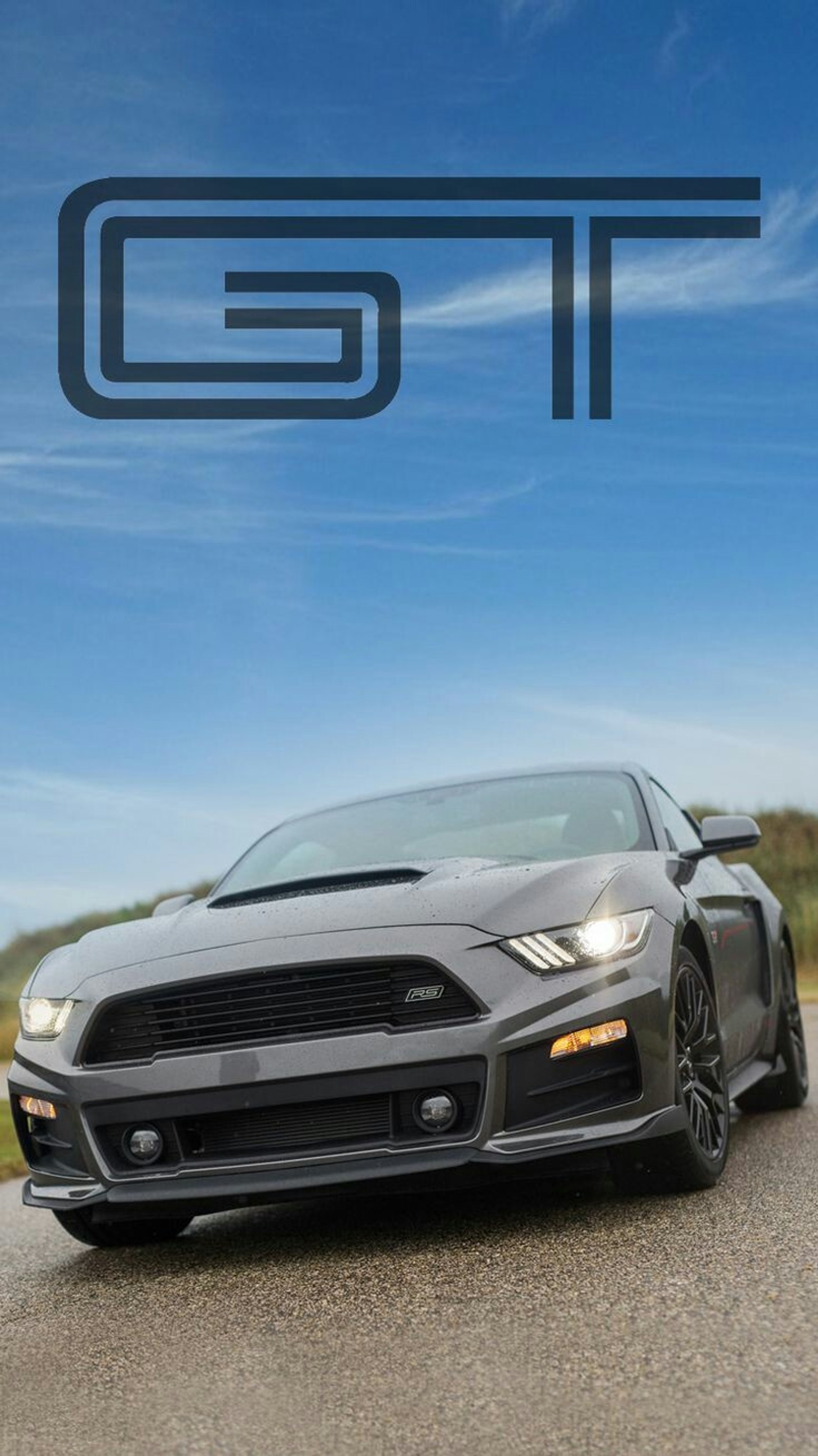 Une voiture de sport noire roulant sur une route avec le mot gt (voiture, ford, mustang, mustang gt, sport)