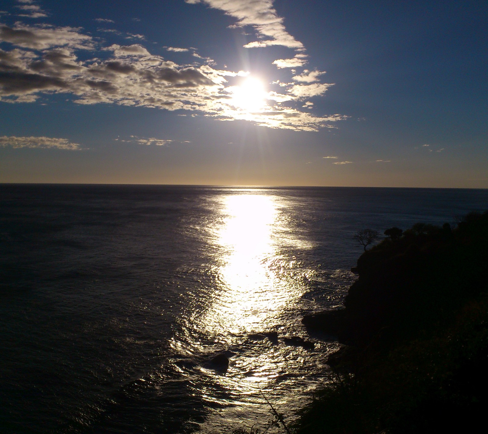 Vista do sol se pondo sobre o oceano com um barco na água (praia, el salvador, hd, paisagem, natureza)