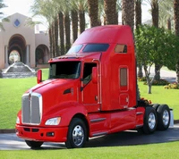 Camion rouge vibrant dans un parc d'attractions bordé de palmiers