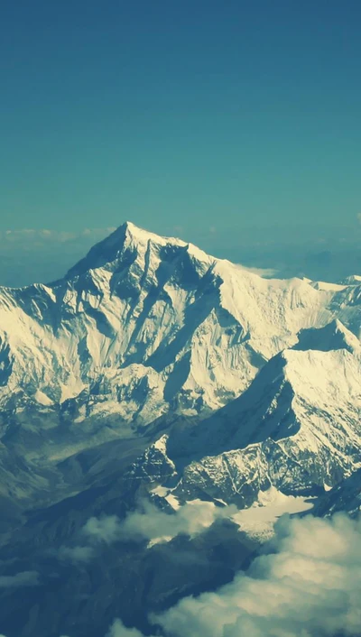 Majestuosas montañas cubiertas de nieve bajo un cielo azul claro