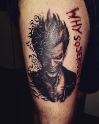 Tatuagem do Coringa com a frase "POR QUE TÃO SÉRIO?" na coxa.