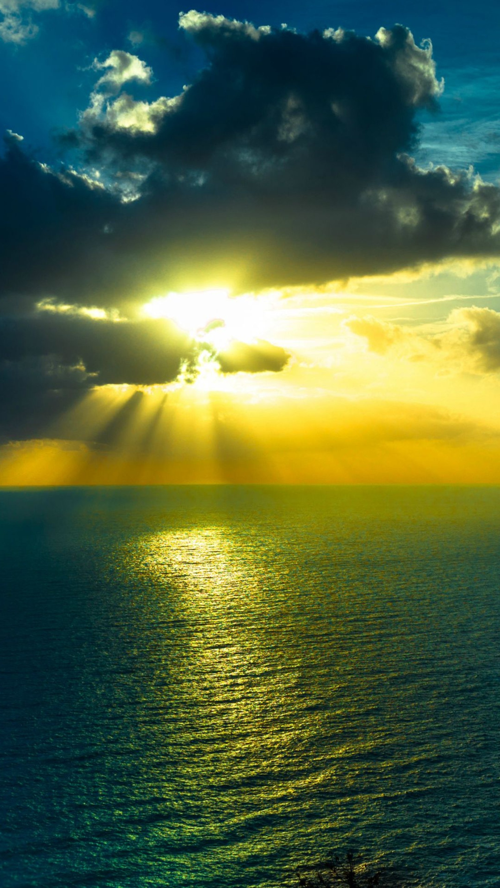 Vista aérea de un atardecer sobre el océano con un barco en el agua (nube, océano, sol)