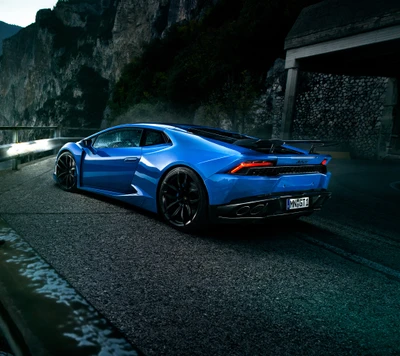 Lamborghini Huracán en una carretera de montaña sinuosa al anochecer