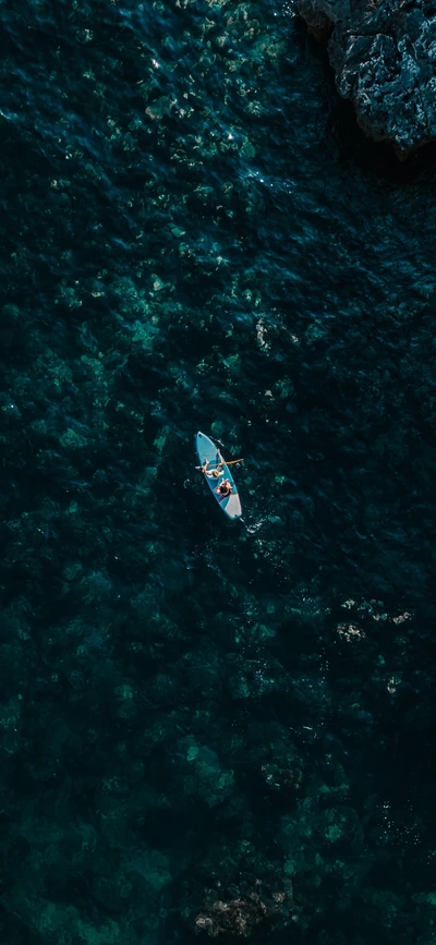 Explorando las profundidades marinas: paddleboarding sobre aguas cristalinas