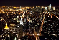 Paysage nocturne époustouflant de Manhattan : gratte-ciels et lumières de la ville se reflétant dans l'horizon urbain